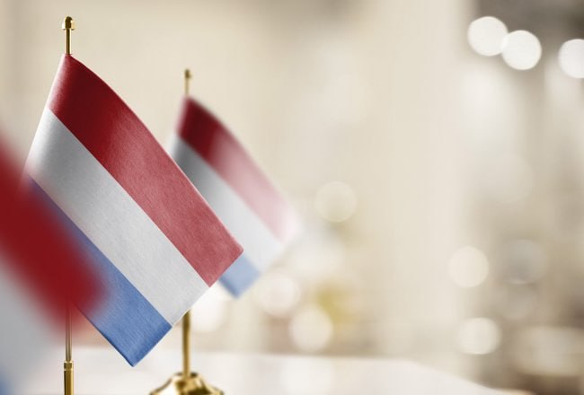Бот не то советует Власти Нидерландов перед парламентскими выборами 29 октября призвали граждан не спрашивать у чат ботов с искусственным интеллектом за кого им голосовать Как заявили в управлении по защите данных нейросети оказались ненадежными и предвзятыми По словам представителя ведомства Моник Вердье хотя чат боты могут показаться умными инструментами при их использовании во время выборов они постоянно терпят неудачу Они подталкивают избирателей к партиям которые не обязательно совпадают с их политическими взглядами Причина беспокойства и советов от властей неслучайна Согласно проведенному в Нидерландах эксперименту популярные нейросети ChatGPT Gemini Grok и Le Chat когда у них просили совета за кого голосовать предлагали более чем в половине случаев отдать предпочтение либо крайне правой Партии свободы либо левому объединению Партии труда и Зеленых левых Находящиеся у власти центристы оказались не в почете у искусственного интеллекта Подписаться на Российскую газету в Читать нас в MAX