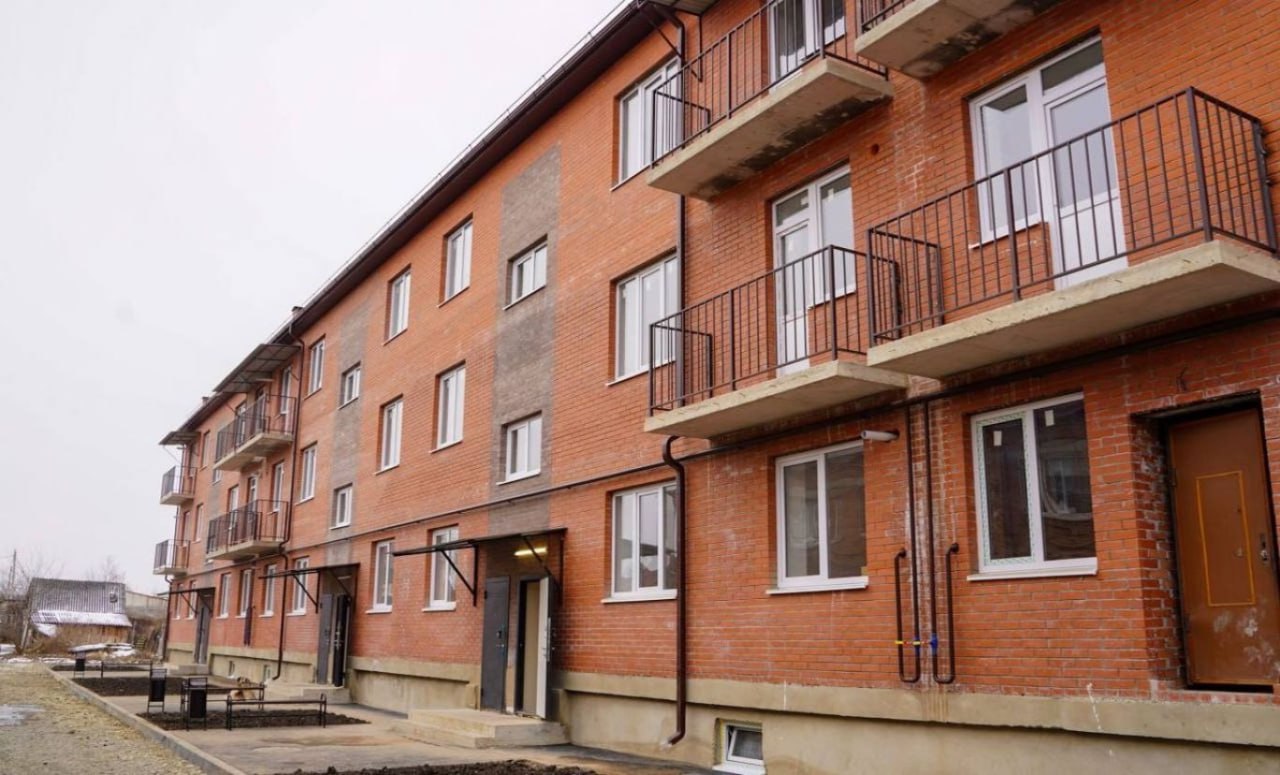 Около 770 жителей Северной Осетии переселят из аварийного жилья к 2028 году Расселению подлежат около 11 35 тыс кв м аварийных жилых помещений Ожидаемый объем финансирования составит 903 91 млн рублей   В рамках программы в республике намерены снести или реконструировать 124 многоквартирных дома находящихся в аварийном состоянии из за физического износа в период с января 2017 по январь 2022 года