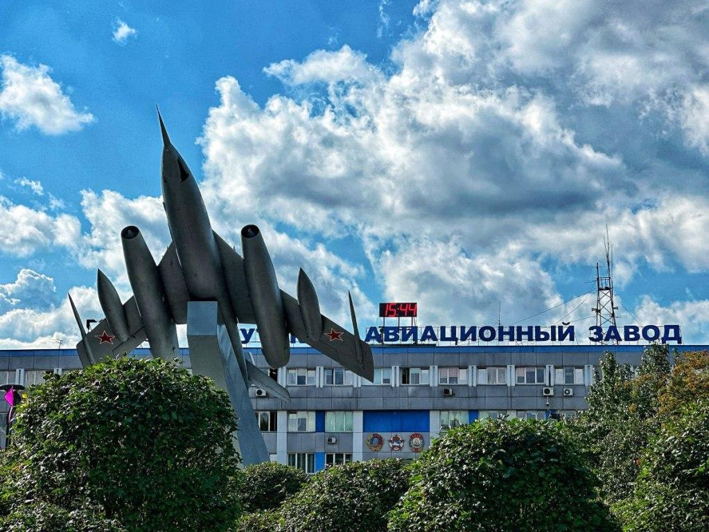 Мэр Руслан Болотов назвал основные направления развития Иркутска-II.  Уже ведется работа по увеличению мощности теплоисточников, обслуживающих промзону ИАЗ и жилой массив Иркутска-II. Разрабатывается проект по реконструкции котельной №1, строят жилые объекты.  Идет комплексный ремонт улиц Крымская, Мира, Курганская, завершается реконструкция путепровода на Батарейной. Также уделяется внимание обновлению дорог в частном секторе. Обустраивают автомобильные парковки для работников авиазавода.  Ведется работа по обновлению общественных и дворовых пространств, социальных и спортивных объектов.