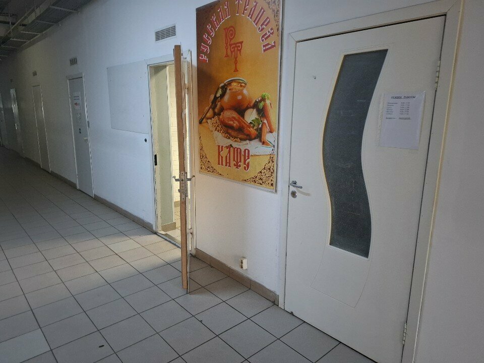 ‼ В Туле закрыли кафе после массового отравления участников соревнований  Скандал разгорелся вокруг кафе «Русская трапеза» на ул. Фрунзе, 3. Здесь питались участники Всероссийского соревнования по всестилевому каратэ — 15 человек позже пожаловались на симптомы кишечной инфекции.    Роспотребнадзор провёл проверку и выявил грубые нарушения санитарных норм:  У двух сотрудников отсутствовали медкнижки, кухонная утварь и холодильное оборудование были грязными, продукты принимались без документов и маркировки. Производственные помещения не убирались и не ремонтировались.  Особенно тревожно: детям подавали салат «Цезарь» с майонезом, что запрещено санитарными нормами, к тому же без изотермической тары.    Суд признал владелицу кафе виновной и постановил закрыть заведение на 40 суток.