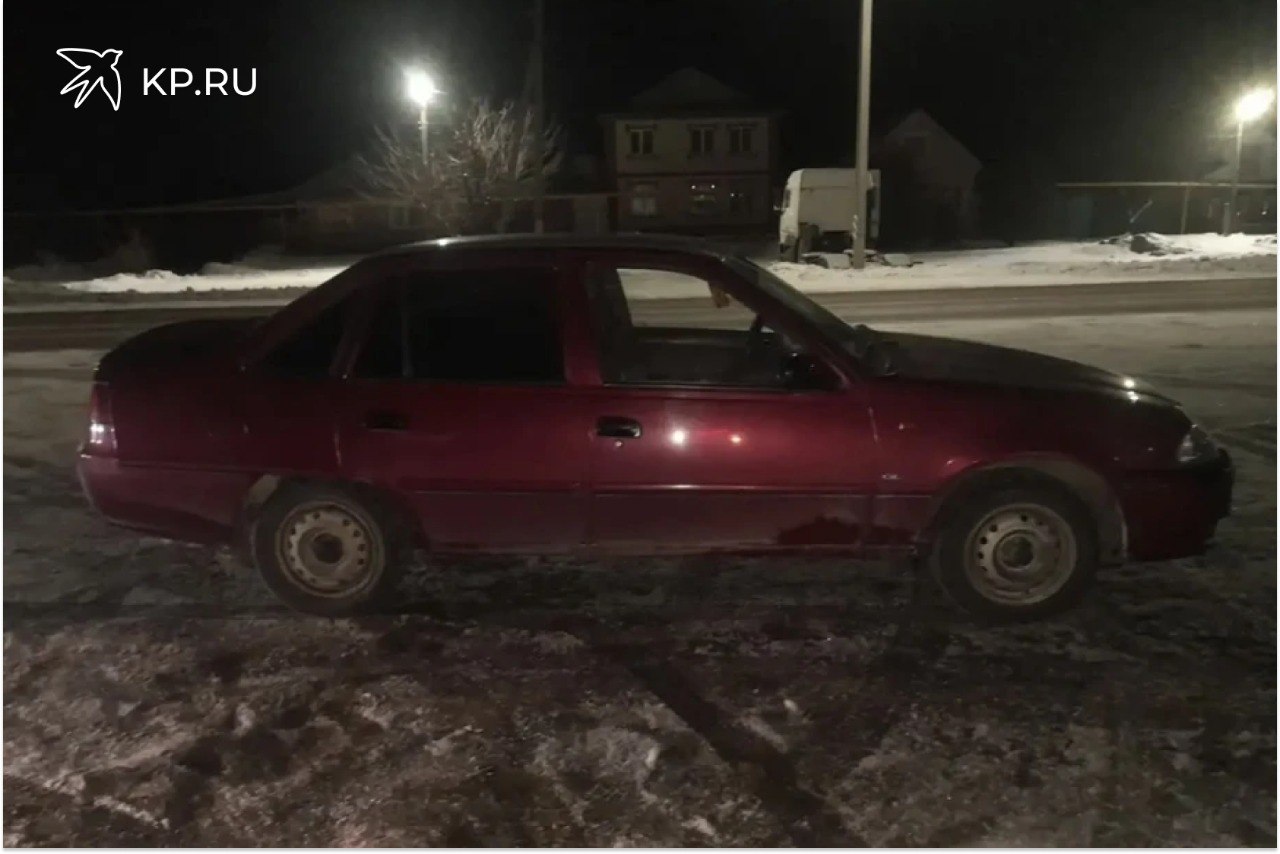 Под Воронежем 19 летний пьяный водитель насмерть переехал 46 летнего мужчину В воронежской Бутурлиновке мужчина погиб под колесами Дэу Нексия Сотрудники Госавтоинспекции Воронежской области устанавливают все обстоятельства гибели пешехода под колесами иномарки в Бутурлиновке По предварительным данным дорожной полиции 25 января в 3 30 на улице 3 го Интернационала 19 летний водитель автомобиля Дэу Нексия переехал 46 летнего мужчину который лежал на проезжей части Он погиб на месте происшествия до приезда скорой Водитель находился в состоянии алкогольного опьянения 0 223 мг л сообщили в Госавтоинспекции В Воронежской области за 25 января сотрудники ГАИ зарегистрировали 98 ДТП в них кроме погибшего пострадали пять человек