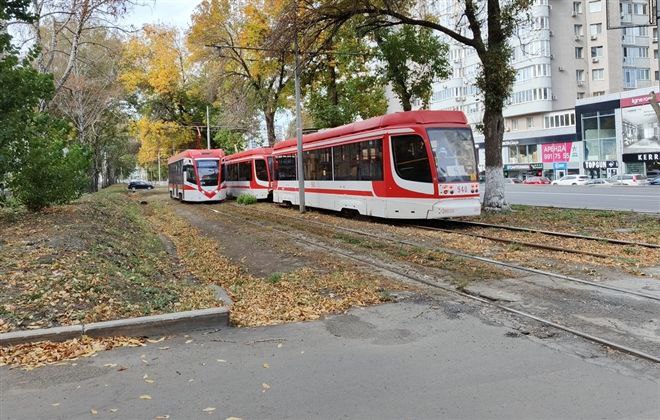 В общественном транспорте Самары планируют внедрить автоматизированную систему оплаты проезда МП "Трамвайно-троллейбусное управление" выступило заказчиком работ, связанных с внедрением автоматизированной системы оплаты проезда АСОП . Предприятие объявило конкурс на поиск подрядчика, который окажет услуги по внедрению, эксплуатации и сопровождению АСОП. Одно из условий - участниками конкурса могут быть только субъекты малого и среднего предпринимательства. Начальная цена контракта - 342,8 млн рублей. Победитель торгов определится после 18 августа. В настоящее время АСОП действует в нескольких регионах и городах России - в Москве, Владимирской, Ленинградской, Мурманской областях и в республике Тыва. Фото: Волга Ньюс