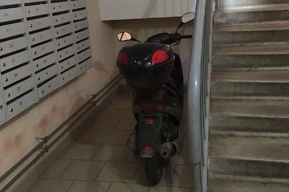 В Новороссийске подпивший приезжий похитил из подъезда мопед Следственным подразделением отдела полиции Восточного района Управления МВД России по городу Новороссийску завершено расследование уголовного дела, возбужденного в отношении 49-летнего приезжего из Краснодара по признакам преступления, предусмотренного частью 2 статьи 158 УК РФ «Кража». По данным следствия, обвиняемый, находясь в алкогольном опьянении, обратил внимание на транспортное средство, которое было припарковано и не пристегнуто специальным замком на первом этаже многоквартирного дома. Убедившись, что за его действиями никто не наблюдает, злоумышленник укатил мопед и спрятал на мусорной площадке, чтобы позднее сообщить своей сожительнице о находке. Транспортное средство злоумышленник разобрал на запчасти и расфасовал на детали в мешки, которые впоследствии попытался спрятать недалеко от дома. Сумма ущерба потерпевшему составила 20 000 рублей. Сотрудниками полиции запчасти мопеда были изъяты и возвращеы законному владельцу. На период предварительного следствия обвиняемому избиралась мера пресечения в виде подписки о невыезде и надлежащем поведении. В настоящее время уголовное дело с утвержденным обвинительным заключением отправлено в суд для рассмотрения по существу. Санкции инкриминируемой статьи предусматривают максимальное наказание в виде лишения свободы на срок до пяти лет.
