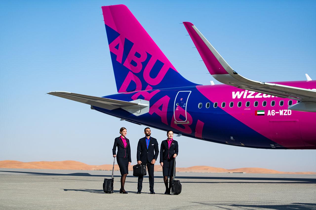 Wizz Air Abu Dhabi прекращает свою деятельность Wizz Air прекратит деятельность своего совместного предприятия в Объединенных Арабских Эмиратах с 1 сентября. Авиакомпания сослалась на геополитические события и операционные проблемы, которые препятствовали достижению её первоначальных целей. Кроме того, нормативные барьеры ограничивали доступ к ключевым рынкам и рост, что оказало существенное негативное влияние на жизнеспособность и прибыльность ультрабюджетной модели Wizz Air в регионе, говорится в заявлении лоусоктера. За последние недели авиакомпания уже отменила несколько своих маршрутов, и, согласно текущему решению, дочерняя компания также аннулирует свои лицензии. Генеральный директор Йожеф Варади назвал уход с Ближнего Востока трудным решением, но правильным, учитывая обстоятельства. Авиакомпания Wizz Air Abu Dhabi была основана в 2020 году одним из крупнейших холдингов региона. Подпишись Венгрия, Будапешт и не только