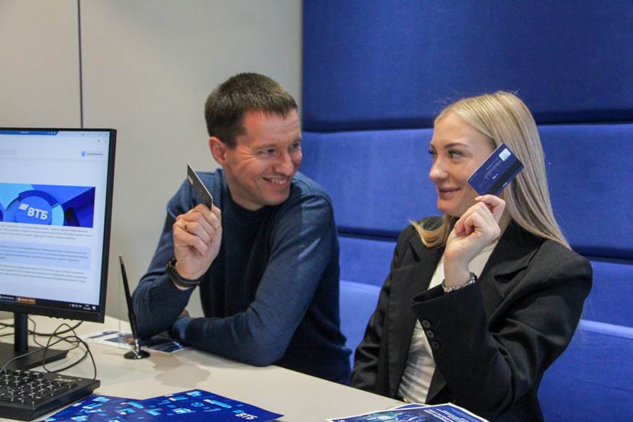 В ВТБ проанализировали как траты зумеров отличаются от миллениалов По данным ВТБ средний остаток свободных средств на картах клиентов банка составляет 52 3 тыс рублей По сравнению с прошлым годом показатель незначительно снизился за счет интереса к накопительным продуктам Одновременно клиенты сохраняют себе несгораемую сумму получая кешбэк даже за остатки на текущих счетах В зависимости от поколений тренд на свободные деньги отличается У зумеров средний остаток на карте увеличился за год на 26 до 15 3 тыс рублей У бэби бумеров средняя сумма на их картах достигла 81 3 тыс рублей что на 1 больше чем годом ранее Поколение X сократило среднюю сумму на картах на 4 до 52 8 тыс рублей а у миллениалов снижение составило 1 7 до 38 4 тыс рублей kuzzbas ru news finance 77506 html