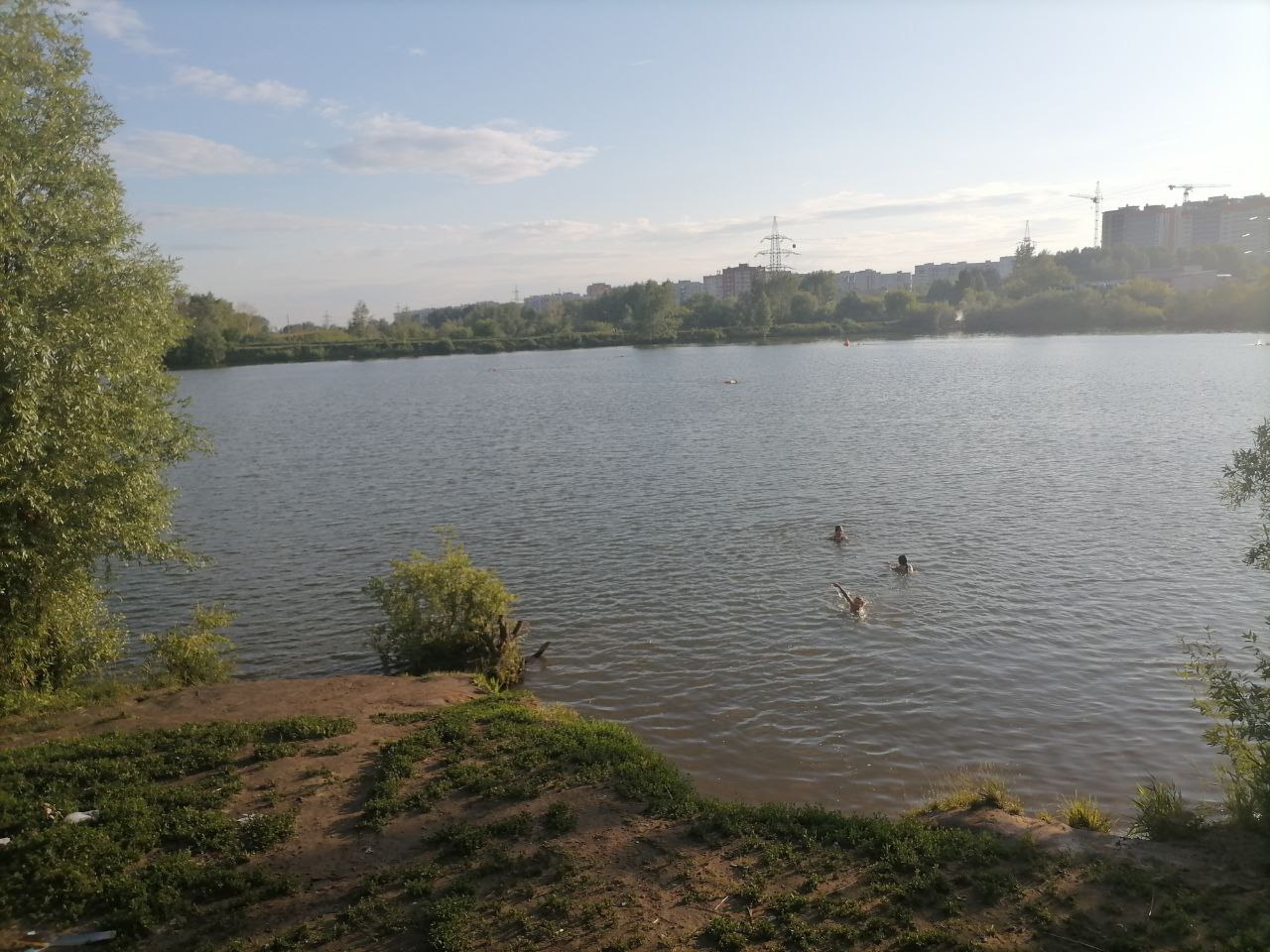 В Нижегородской области детям до 16 лет запретили купаться в реках и озёрах без присмотра взрослых. Соответствующий законопроект приняли депутаты регионального парламента.     Таким образом, дети по-прежнему смогут находиться на пляжах, но заходить в воду без сопровождения им будет запрещено. Зимой несовершеннолетним будет запрещено находиться у водоемов во время ледохода и ледостава, а также ходить по льду. За принятие закона проголосовали 40 депутатов, двое воздержались. Закон вступит в силу через 10 дней после официального опубликования.    Штрафов для родителей за эти нарушения пока не предусмотрено, но их смогут привлечь к ответственности по статье о неисполнении родительских обязанностей.  Как в Волгу глядели