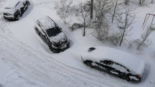 Во Владивостоке ожидается первый сильный снегопад    В Приморье этой зимой аномально теплая погода: температура выше нормы, а снегопады отсутствуют. В Примгидромете объяснили, что для образования снежных осадков необходим резкий приход холодного воздуха с севера на относительно теплую акваторию моря, который вытеснит теплую воздушную массу на сушу.  По словам Бориса Кубая, надежда на первый значительный снегопад связана с концом следующей недели. Сейчас метеорологи наблюдают за формированием активного циклона над Желтым морем. Если он приблизится к Владивостоку, то горожане могут увидеть первый настоящий зимний снегопад. Однако до этого момента прогнозы могут.