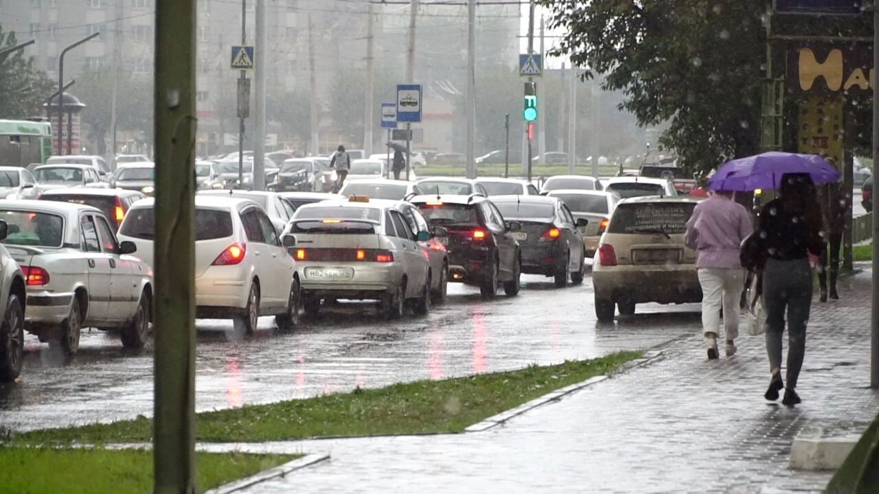 Месячная норма осадков выпала за сутки в Красноярске.  10 августа выпало 64,7 мм осадков, а за два выходных дня в общей сложности —  83 мм  это 83 литра на квадратный метр . При этом месячная норма —  76 мм, сообщили в мэрии.   По информации Среднесибирского УГМС, в минувшее воскресенье был побит рекорд 20-летней давности. Тогда за сутки выпало 39,8 миллиметра осадков.