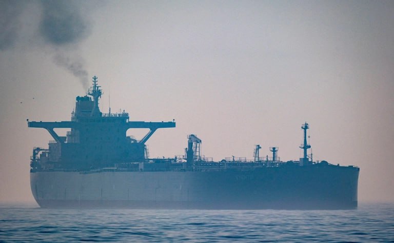 Федеральный финансовый суд Германии отклонил жалобу немецкой таможни и не разрешил конфисковать танкер Eventin который в январе шел из порта России и потерял управление у острова Рюген в Балтийском море а потом был отбуксирован и изъят передает Frankfurter Allgemeine Zeitung FAZ Москва называет западные ограничительные меры незаконными Eventin под флагом Панамы с почти 100 тыс тонн нефти на борту изначально вышел из российского порта Усть Луга но начал дрейфовать из за поломки оборудования В марте таможня Германии решила конфисковать танкер а флаг заменили на немецкий пишет FAZ Владельцы судна и груза выступили против конфискации Налоговый суд Мекленбурга Передней Померании приостановил конфискацию в рамках срочного решения немецкая таможня оспорила это в Федеральном финансовом суде но тот счел что существуют обоснованные сомнения в законности мер по взысканию Инстанция подчеркивает что следует учитывать аспекты международного права в том числе право на транзит в мирных целях и право на экстренный заход в порт Фото Stefan Sauer dpa Global Look Press РБК в Telegram и MAX