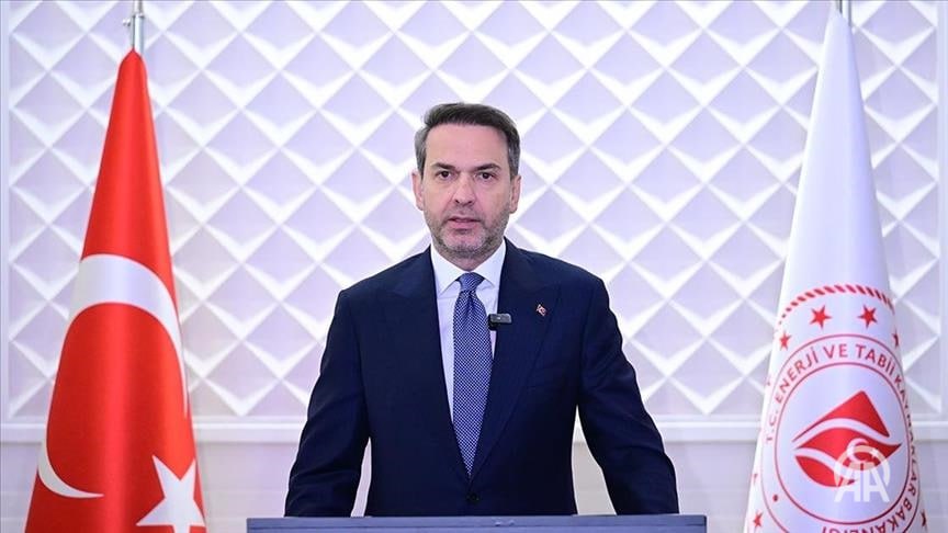 Азербайджан и Турция заключили соглашение о поставках 33 млрд кубометров газа природного газа с месторождения Апшерон в азербайджанском секторе Каспийского моря Об этом заявил министр энергетики и природных ресурсов Турции Алпарслан Байрактар в эфире турецкого телеканала Kanal 7 По его словам соглашение заключено сроком на 15 лет Министр добавил что реализация контракта начнется в 2029 году и продолжится до 2040 х годов Газ будет поставляться с месторождения Апшерон в Каспийском море в объеме 2 25 млрд кубических метров в год в течение 15 лет сказал глава ведомства Поставки будут осуществляться по трубопроводу Баку Тбилиси Эрзурум 24 7 в сутки с Агентством Анадолу