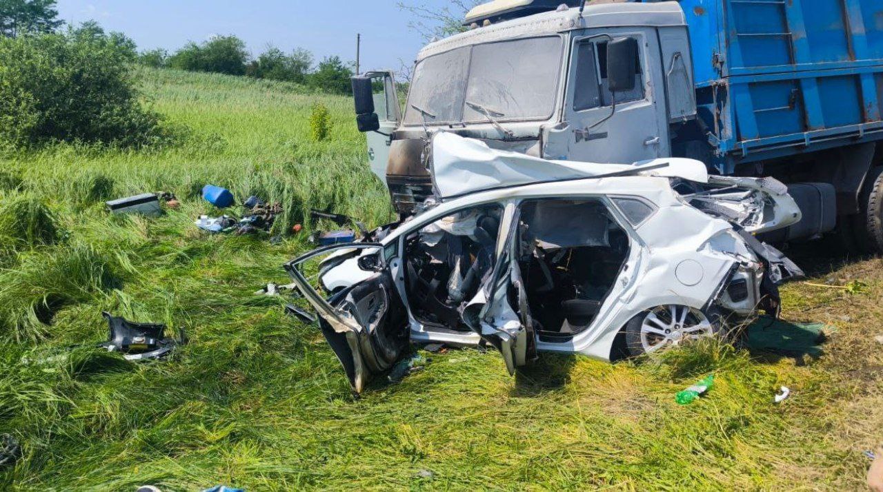 3 женщины погибли в жестком ДТП с легковушкой и КамАЗом в Динском районе. Сегодня утром на автодороге вблизи станицы Новотитаровской водитель «Киа Сид» выехала на полосу встречного движения, где столкнулась с КамАЗом. В трагическом ДТП погибли три женщины, находившиеся в иномарке. Кубанские Новости