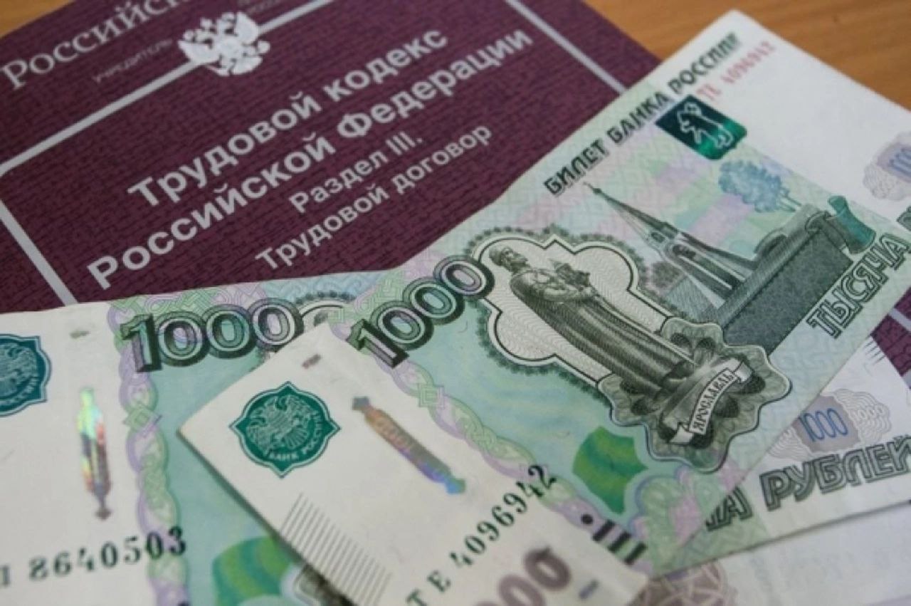 #хорошиеНовости #прокуратураПомогает #зарплата В Опарино 15 работникам муниципального предприятия выплачена задолженность по заработной плате в размере более 1 млн рублей Прокуратура Опаринского района Кировской области провела проверку исполнения требований трудового законодательства в деятельности муниципального унитарного предприятия «Опаринское». Установлено, что на предприятии 15 работникам не выплачена #заработнаяПлата за февраль – апрель 2025 года на общую сумму более 1 млн рублей. С целью восстановления трудовых прав граждан прокуратура внесла руководителю организации #представление, а также возбудила дело об административном правонарушении по ч. 6 ст. 5.27 КоАП РФ невыплата в установленный срок заработной платы . После вмешательства надзорного ведомства #задолженность перед работниками предприятия погашена.