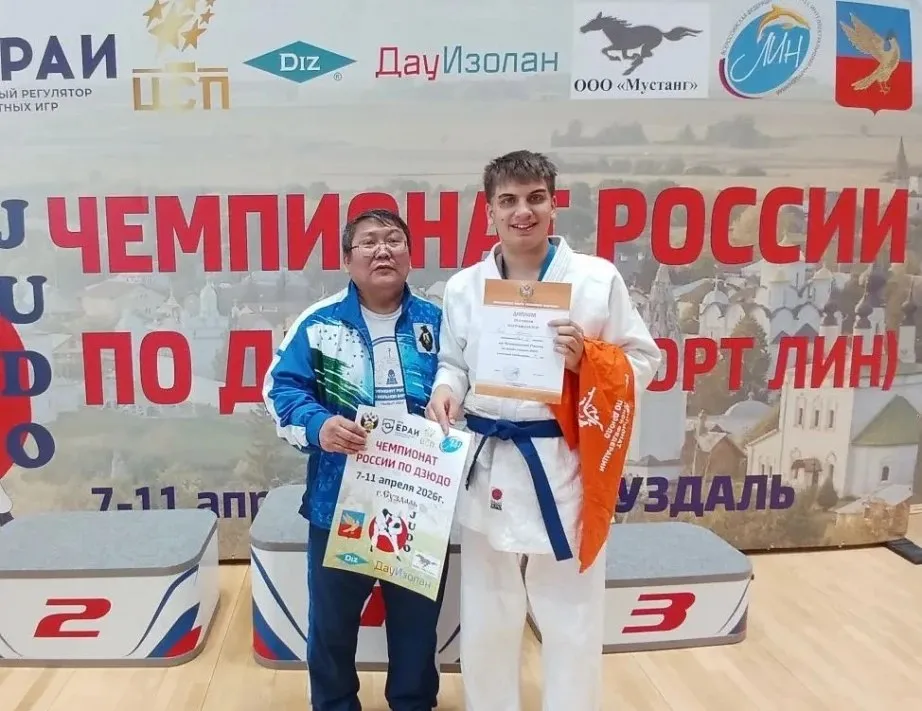 Хабаровский дзюдоист Артем Чеп стал бронзовым призером чемпионата России по спорту ЛИН Соревнования прошли в городе Суздаль Владимирской области Сильнейшие спортсмены страны собрались на татами Суздаль Арены  Для 18 летнего Артема Чепа этот старт стал дебютом на взрослом уровне В весовой категории до 90 кг где соперничали девять участников из разных регионов страны хабаровчанин сумел подняться на пьедестал Благодаря третьему месту на Чемпионате России по спорту ЛИН Артем Чеп выполнил норматив кандидата в мастера спорта России   Впереди у спортсмена подготовка к еще одному крупному старту в этом году Кубок России состоится в ноябре в Тамбове ХАБАРОВСКИЙ КРАЙ в МАХ