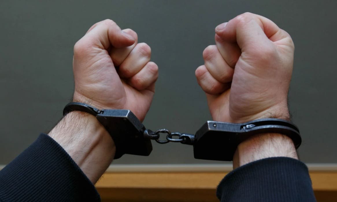 В Мачулищах мужчина стрелял в подростка Узнали подробности 28 сентября около 18 00 в подъезде жилого дома на улице Молодёжной в городском поселке Мачулищи произошел инцидент с применением оружия Подозреваемый 34 летний ранее судимый житель Минска с помощью пневматического пистолета произвел не менее пяти выстрелов металлическими шариками в сторону убегающего от него 17 летнего подростка   Во время нападения злоумышленник также высказывал в адрес юноши угрозы причинения телесных повреждений Мачулищи