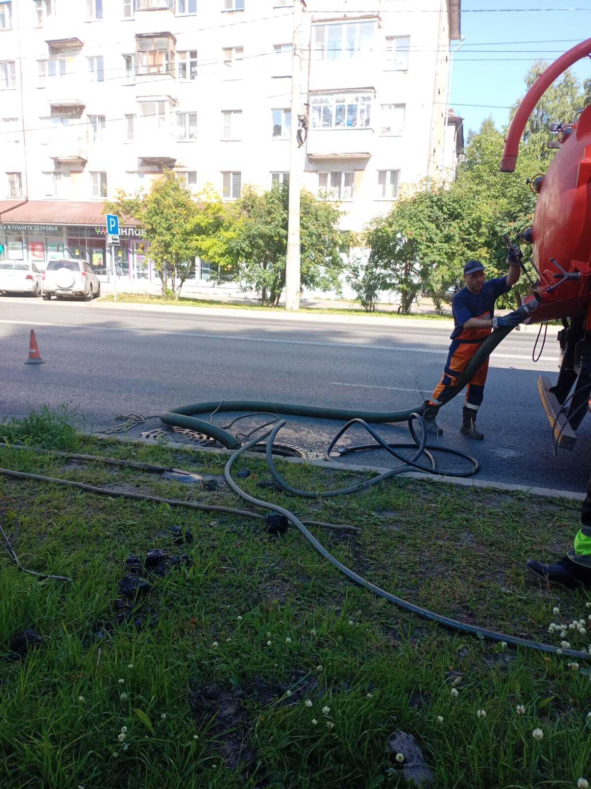 Продолжаются работы по очистке магистральных коллекторов сети дренажно-ливневой канализации в Архангельске.  Специалисты МУП "Городское благоустройство" выполнили очистку водопропускных труб и дождеприемников от песка и другого мусора по пр. Московский и ул. Воскресенская.