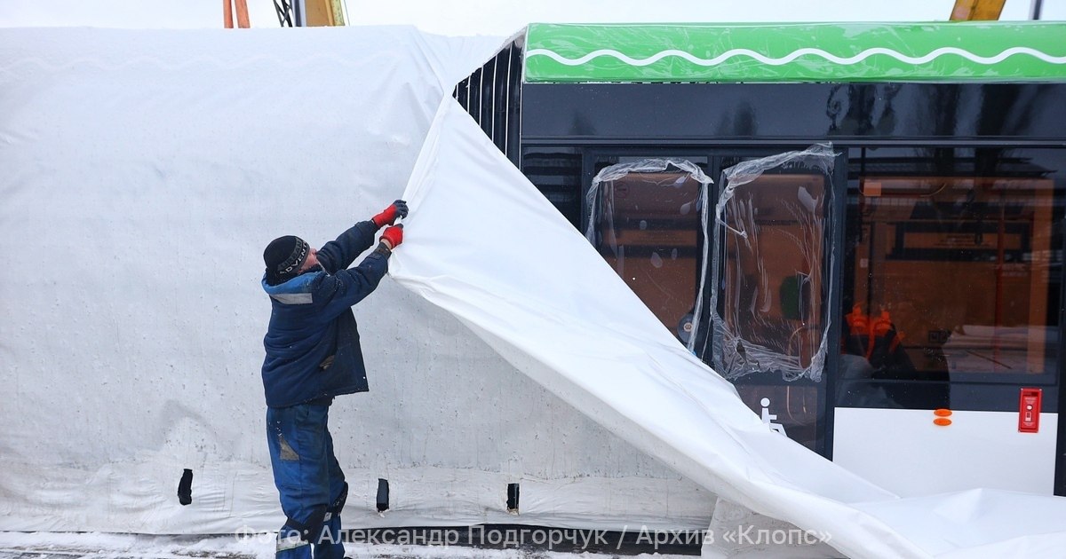 Калининградских перевозчиков обяжут покупать новые автобусы иначе им не достанутся маршруты В Калининграде покупку новых автобусов сделают обязательным условием для участия перевозчиков в ближайшем конкурсе на получение маршрутов Об этом Клопс рассказала глава городской администрации Елена Дятлова Будет обязательное требование к возрасту техники Частники которые захотят участвовать в конкурсах должны понимать обновление транспорта это неизбежность подчеркнула чиновница Для частных перевозчиков запустят программу субсидирования лизинга Сейчас такая существует на федеральном уровне для муниципального транспорта Начиная с 2027 го предприятие Калининград ГорТранс будет ежегодно приобретать не менее 22 единиц Сейчас у нас в городе уже работают 44 новых ЛиАЗа В этом году планируем участвовать в лизинговой программе Минпромторга и приобрести ещё 12 автобусов среднего класса Мы рассчитываем с 2027 го по 2030 й закупить по 22 автобуса в год рассказала Дятлова