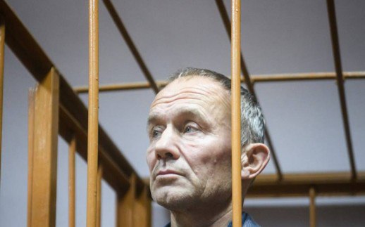 Бывшего свердловского вице губернатора Чемезова перевезли в СИЗО ФСБ Бывшего свердловского вице губернатора Олега Чемезова этапировали в СИЗО 7 Челябинска на территории ФСБ Невзирая на ухудшение здоровья Чемезова за время проведенное им в следственном изолятореСИЗО 1 Екатеринбурга следствие с целью оказания психологического давления изоляции Чемезова от близких от защитников принимает решение перед праздниками в ночь с 3 11 на 4 11 этапировать Чемезова в СИЗО 7 Этап длился более суток в течение которых Чемезов имеющий из за болезней существенные ограничения в питании такие как необходимость частых приемов пищи употребление в пищу строго определенных продуктов имел возможность лишь пить теплую воду сообщила его адвокат Мария Кирилова Чемезов арестован до 15 ноября по ч 4 ст 159 УК Мошенничество в особо крупном размере В СИЗО отправили других фигурантов по делу Облкоммунэнерго Алексея Боброва Татьяну Черных Антона Боликова Их обвиняют в мошенничестве Вину они не признают