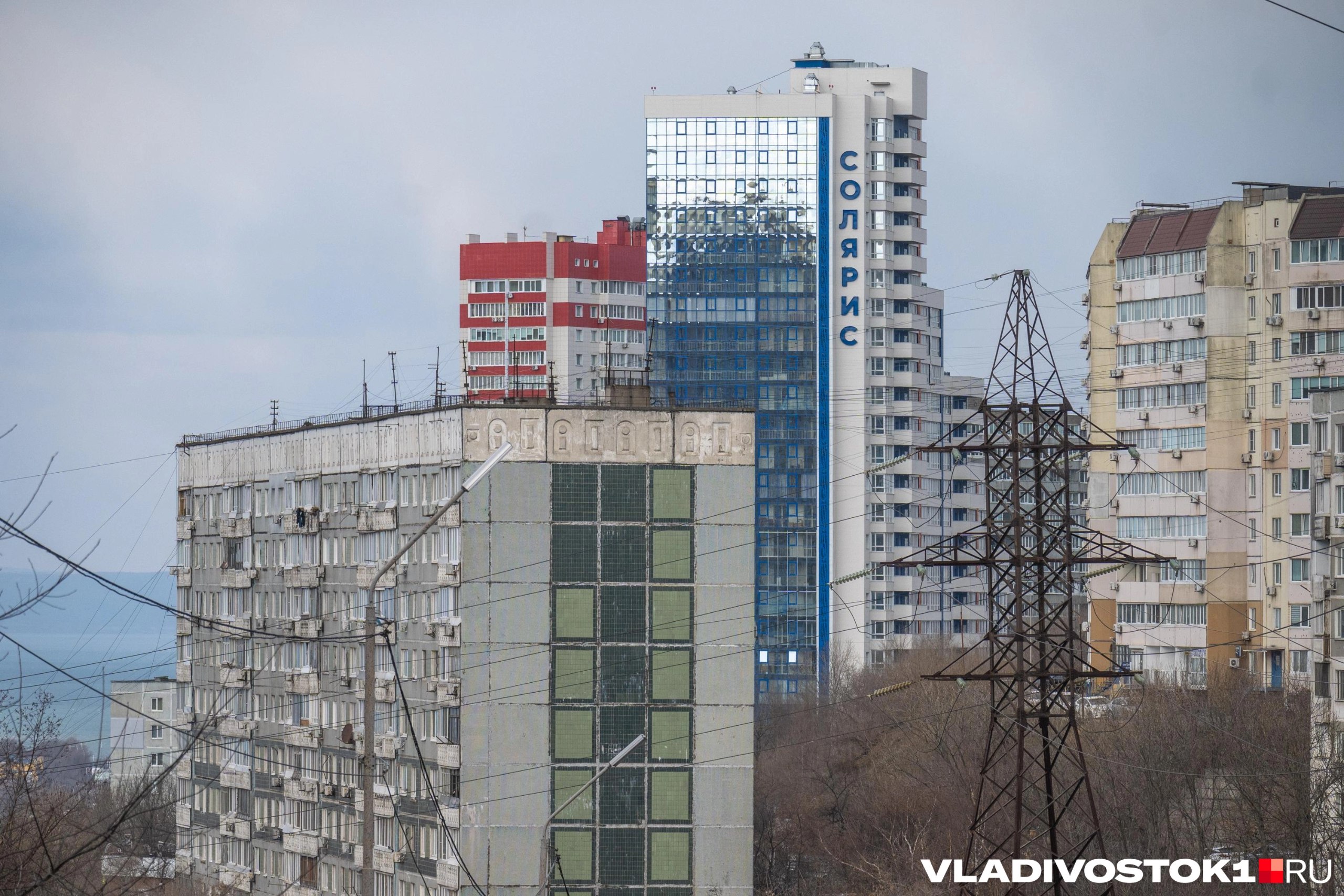 Суд лишил права застройщика ОАО Строитель права на участок земли в районе улицы Тунгусская Зейская Застройщик планировал возвести там около 8 многоэтажек поэтому с решением суда не согласен и хочет его обжаловать Земли достались в аренду Строителю в 1986 году под застройку целого микрорайона Но вместо этого на месте остались только два дома а большая часть земли превратилась в пустырь Жители дома который находится рядом с пустырем хотели получить часть этой земли для своих нужд Но договориться с застройщиком не получилось Тогда они решили построить всё сами детскую площадку хоккейную коробку и небольшой парк Они сделали это без разрешения на чужой земле Подробнее на сайте Подписаться