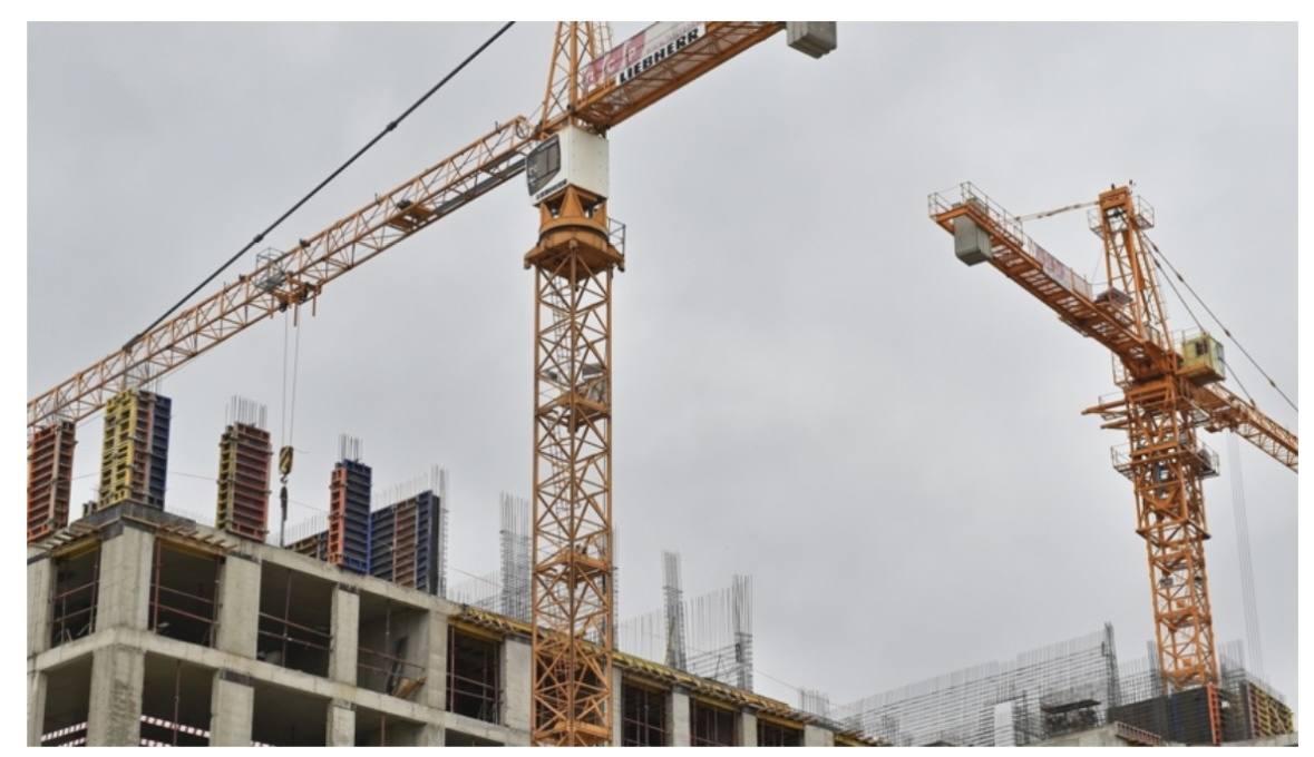 С начала 2025 года московские власти выплатили в виде компенсаций владельцам изъятых земель под будущие проекты комплексного развития территории КРТ и в рамках программы реновации жилья 2 6 млрд руб Это почти в пять раз больше год к году подсчитали в сервисе Rusprofile Всего за текущий год в столице было изъято 110 1 тыс кв м недвижимости против 2 9 тыс кв м годом ранее уточняют аналитики Сейчас в столице активно реорганизуются промзоны а место хрущевок занимают современные дома для чего властям и потребовался большой объем свободных земель отмечают эксперты По данным градостроительного комплекса Москвы на этих площадках сейчас строится более 30 млн кв м недвижимости