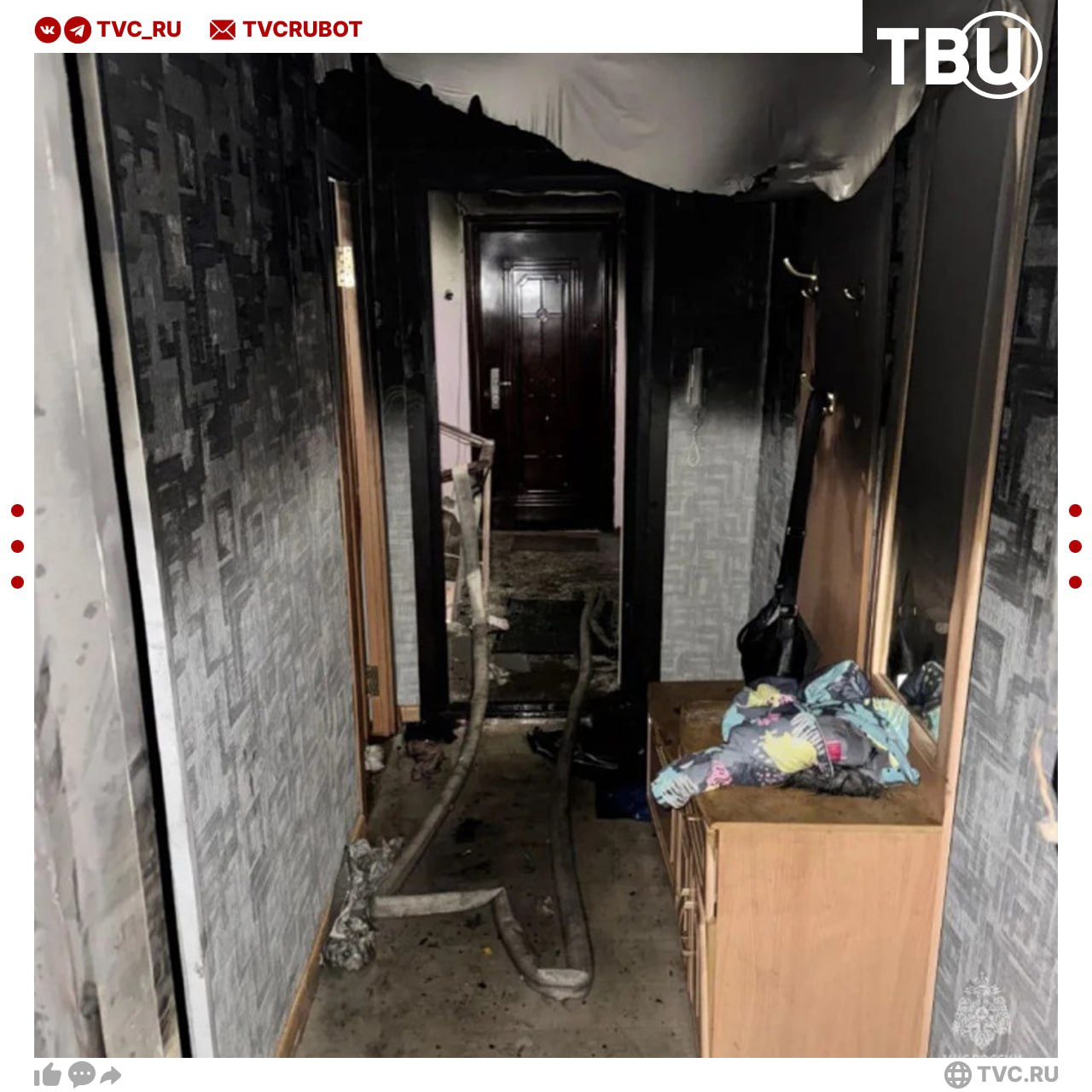 Искусственная елка спалила квартиру многодетной семьи в Магадане Предварительно пожар произошел из за неисправности гирлянды Огонь быстро распространился и поплавил потолок Женщина с детьми эвакуировались отец вывел четырехлетнего сына на балкон а сам вернулся в квартиру и потерял сознание Пожарные передали мужчину медикам а ребенка спустили с помощью автолестницы Подписаться на ТВЦ в MAX