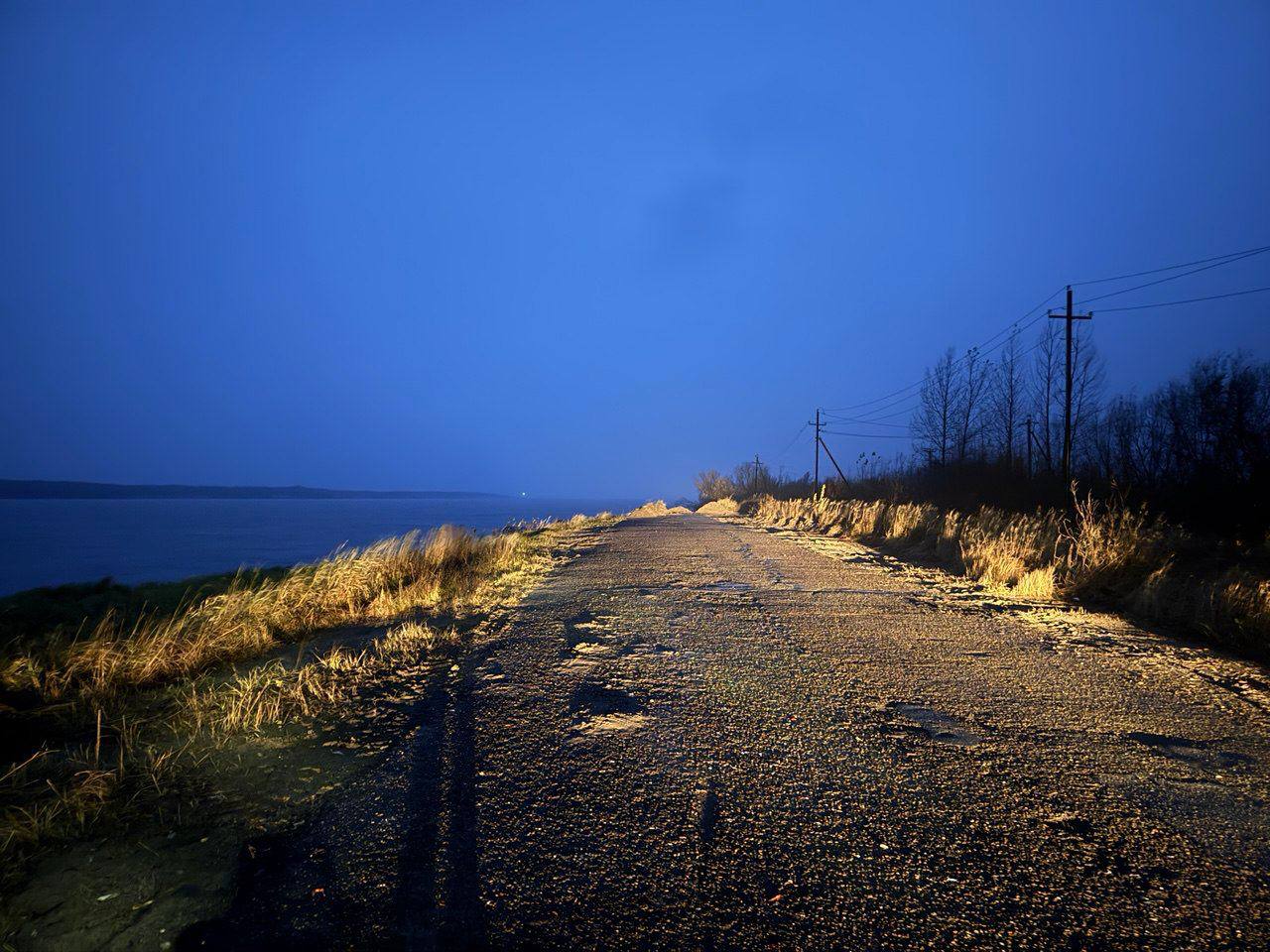 Прокуратура направила в суд уголовное дело о халатности повлекшей гибель трех человек Прокуратура г Мегиона утвердила обвинительное заключение по уголовному делу в отношении директора муниципального казенного учреждения Управление капитального строительства и жилищно коммунального комплекса Он обвиняется в совершении преступления предусмотренного ч 3 ст 293 УК РФ халатность повлекшая по неосторожности смерть двух или более лиц По версии следствия обвиняемый занимая указанную должность не принял необходимые меры по надлежащему содержанию участка автомобильной дороги относящейся к категории местного значения а также не обеспечил безопасность дорожного движения на ней В частности дорога не освещалась не был установлен дорожный знак для обозначения запрета на движение по участку дороги отсутствовали какие либо ограждающие конструкции к водоему Из за халатности должностного лица 28 сентября 2024 года на указанном участке дороги легковой автомобиль под управлением местной жительницы упал с обрыва береговой линии в реку  В результате происшествия погибли 3 человека в том числе несовершеннолетний Уголовное дело направлено в Мегионский городской суд для рассмотрения по существу