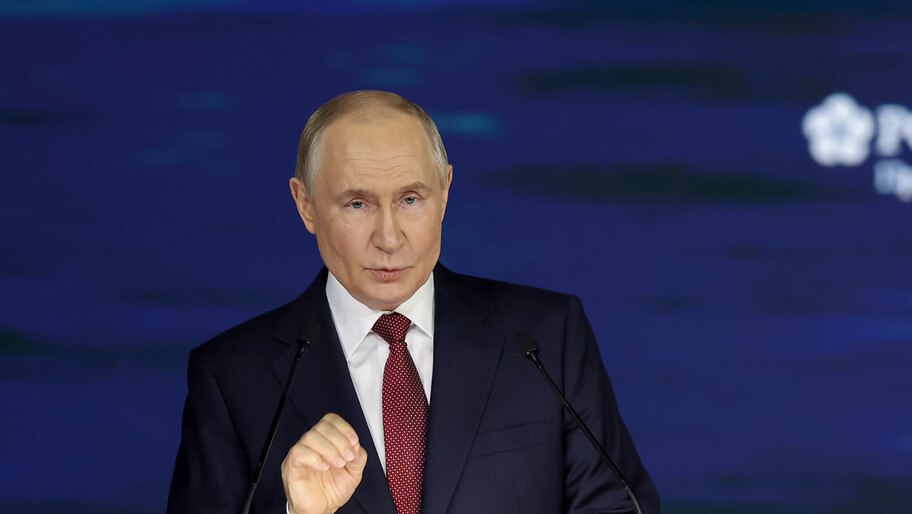 Путин: Россия вошла в число лучших в мире по показателю молодежной безработицы Россия входит в число лучших стран в мире по показателю молодежной безработицы, она составляет около 7,5%. Об этом Президент России Владимир Путин заявил в ходе выступления на пленарном заседании ПМЭФ. «Растет занятость среди молодых людей, которые только выходят на рынок труда, получают свое первое место работы. По показателю молодежной безработицы Россия входит в число лучших в мире. У нас она составляет около 7,5%. Для примера, в таких странах, как Франция, Великобритания, молодежная безработица — примерно 16-11% соответственно», — отметил Президент. Путин назвал молодежную безработицу острейшей социальной и экономической проблемой в мире. По его словам, России удается идти по правильному пути ее решения. , VK и ОК и читайте новости на нашем сайте