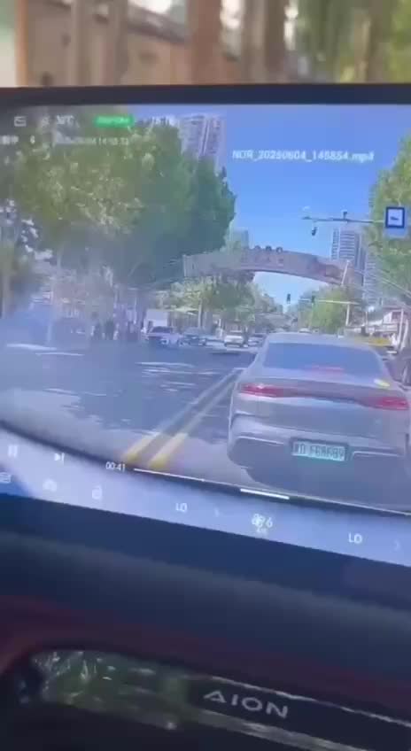 Провалы грунта в Китае: автомобили оказались в ловушках после сильных дождей