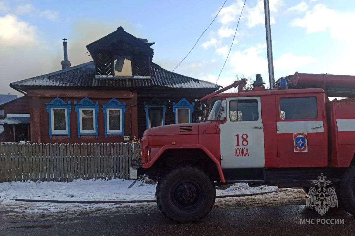 В Юже загоревшееся одеяло привело ко множественным ожогам на теле мужчины     Сегодня, 2 ноября, в Юже на улице Труда произошёл пожар. Он привёл к госпитализации 64-летнего хозяина дома со множественными ожогами тела.  ↗  Прислать новость   Подписаться