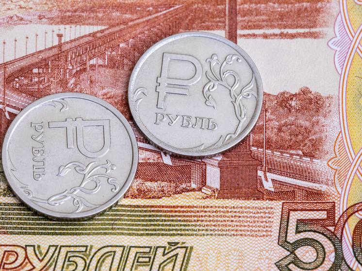 Зарплаты в Челябинской области растут быстрее чем по всему Уралу Среднее предложение работодателей в регионе достигло 69 1 тысячи рублей С начала года прибавка составила почти 9 тысяч рост на 15 Для сравнения по Уралу в целом зарплаты выросли только на 7 указано в исследовании HeadHunter Самые высокие доходы у управленцев около 138 тысяч рублей а также у работников сельского хозяйства стройки и добычи сырья свыше 110 тысяч Быстрее всего за год прибавили именно строители и добытчики плюс 30 и 27 тысяч соответственно Но не у всех всё радужно у администраторов домашнего персонала и консультантов в инвестициях зарплаты просели В среднем же Челябинская область обгоняет соседей по динамике деньги здесь растут быстрее чем где бы то ни было на Урале