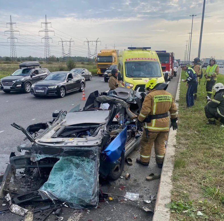 Водитель получил тяжелые травмы в ДТП с уборочным автомобилем в Петро-Славянке   Полиция проводит проверку обстоятельств тяжелого ДТП с участием уборочного автомобиля в поселке Петро-Славянка Колпинского района Петербурга. Дорожная авария произошла 13 сентября в 10:10, сообщили в региональном ГУ МВД.  Госавтоинспекция установила, что у дома 149 по Софийской улице 26-летний водитель, управляя Subaru Impreza, не соблюдая безопасную дистанцию, допустил наезд на остановившийся в левом ряду автомобиль уборочной техники. В результате ДТП водитель иномарки получил травмы и был госпитализирован в тяжелом состоянии. Все обстоятельства произошедшего в настоящий момент выясняются.  Фото: ГУ МВД по Петербургу и Ленобласти