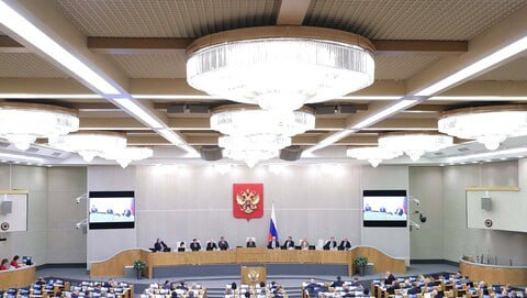 Госдума приняла проект о наказании за осквернение воинских захоронений Депутаты Госдумы приняли в первом чтении правительственный законопроект об уголовной ответственности за осквернение воинских захоронений и памятников в честь защитников Отечества. Изменения вносятся в ст. 243.4 Уголовного кодекса РФ. Действующее законодательство предполагает наказание только за уничтожение или повреждение памятников, в связи с чем предлагается ввести ответственность в том числе за осквернение мемориальных объектов. Максимальное наказание за подобное преступление — лишение свободы сроком до 5 лет. В пояснительной записке к законопроекту подчеркивается, что с 2022 года на территории РФ было зафиксировано почти 400 резонансных фактов осквернения воинских захоронений и других объектов. , VK и ОК и читайте новости на нашем сайте