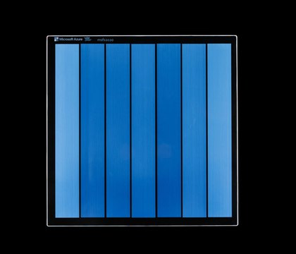 Microsoft разрабатывает стеклянный носитель Silica способный хранить данные 10 000 лет Подразделение Microsoft Research анонсировало рабочую демонстрацию системы Silica способной записывать данные на небольшие стеклянные пластины с плотностью более 1 Гбит мм2 Перезаписать информацию впоследствии уже нельзя но если носители предназначены для архивного хранения это и не требуется