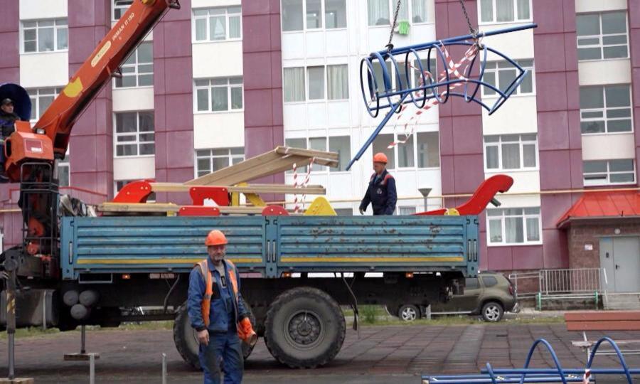 В Нарьян-Маре приступили к демонтажу детских игровых площадок  Не место для игр. Одной из первых стала территория около дома по улице Швецова. После прокурорской проверки там было выявлено множество нарушений экплуатации. Жильцы дома беспокоятся — где будут гулять дети.