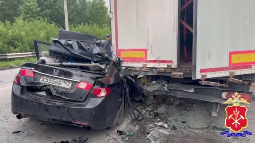 Пять человек погибли при столкновении с грузовиком на трассе в Кузбассе  Крупное ДТП с пятью погибшими произошло сегодня утром на трассе Кузбасса. Авария случилась на автодороге Белово – Новый Городок, сообщает Telegram-канал полиции Кузбасса.  «По предварительной информации, водитель Honda Accord не справился с управлением и врезался в грузовой автомобиль КамАЗ, который был припаркован на обочине. В результате столкновения пять человек, находившихся в легковушке, погибли на месте. Еще одна женщина, пассажир иномарки, доставлена в медучреждение с травмами различной степени тяжести», – пишут в Telegram-канале.  Следственные органы уже возбудили уголовное дело по статье о нарушении правил дорожного движения, повлекшем смерть двух и более лиц. Специалисты продолжают работать на месте происшествия, чтобы точно установить причины трагедии.  Фото: из видеоматериала полиции Кузбасса