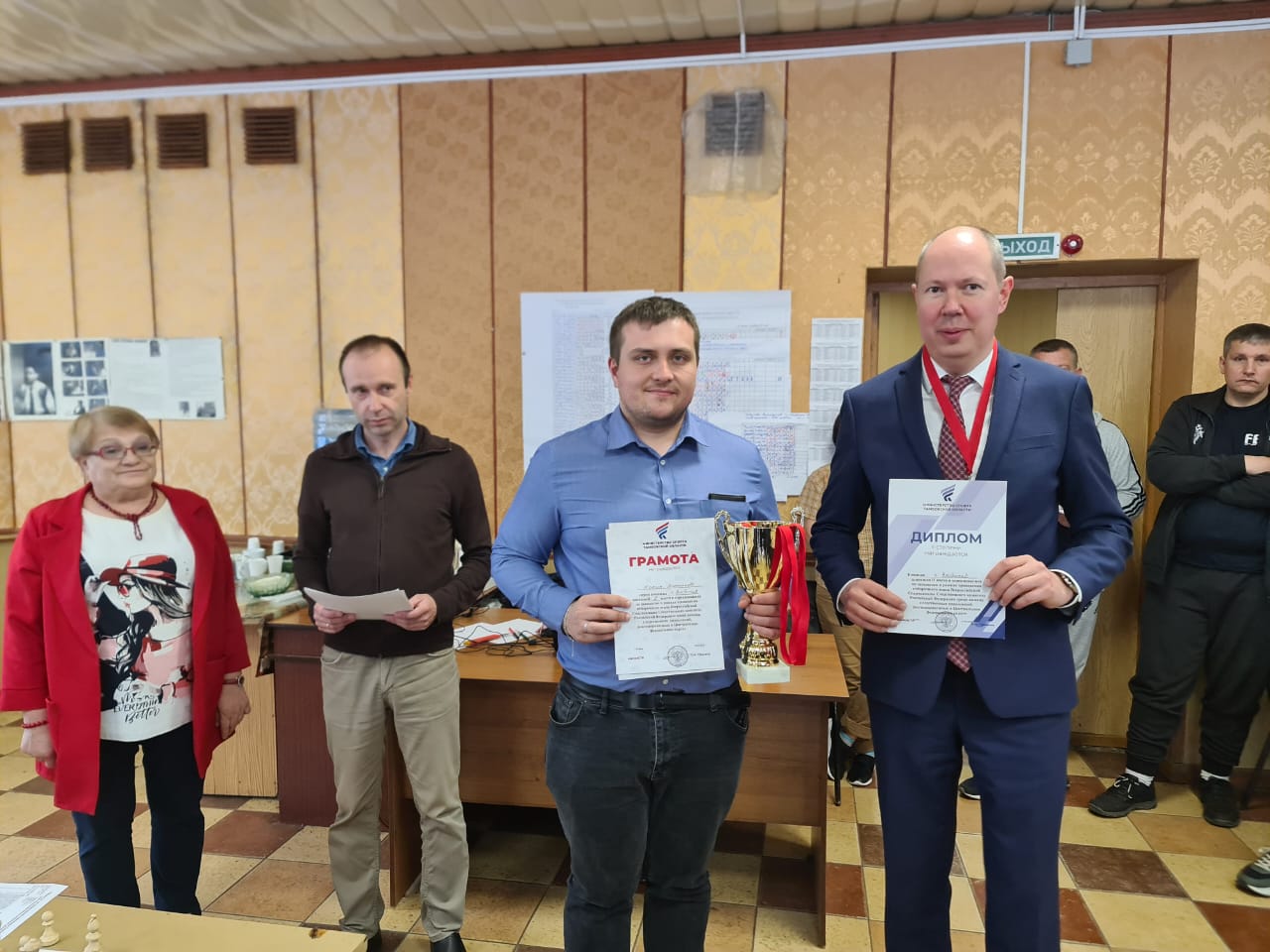 Сотрудники следственного управления СКР по Владимирской области приняли участие в соревнованиях по шахматам в Тамбове 20 мая 2025 года в шахматном клубе города Тамбова прошел один из этапов соревнований отборочного тура Всероссийской спартакиады Следственного комитета России среди следственных управлений Центрального федерального округа. В шахматном турнире участвовали сотрудники десяти региональных следственных управлений СК России. Следственное управление по Владимирской области представляли помощник руководителя по общественно-политической работе Сергей Курганов и следователь по особо важным делам следственного отдела по г. Ковров Александр Жокин. Шахматы – интеллектуальный вид спорта, требующий высокой концентрации внимания и глубокого анализа. Сотрудники регионального следственного управления достойно выступили, заняв второе место в общем командном зачете. Сергей Курганов при этом вошел в тройку призеров в личном первенстве. Также призовые места заняли представители следственных управлений по Орловской, Курской и другим областям, а также по г. Москве. Поздравляем победителей и призеров соревнований по шахматам с залуженными наградами!