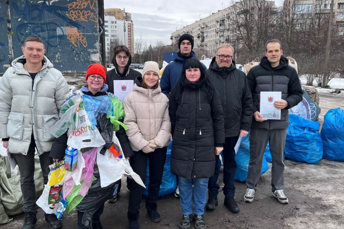 В Кировском районе Петербурга в рамках партийного проекта «Единой России» «Чистая страна» прошла традиционная акция по раздельному сбору отходов «Разделяй!». В ней приняли участие жители района, депутат Государственной Думы, единоросс Виталий Милонов и депутат фракции «Единой России» в петербургском парламенте Алексей Цивилёв. На первой в 2025-м году встрече парламентарии вручили благодарности самым активным волонтёрам проекта.  После сбора на бульваре Новаторов и улице Лёни Голикова на переработку отправились пластик, макулатура, стекло и прочие отходы, собранные жителями.    «Наша большая цель — не только повысить осведомлённость жителей района о важности переработки и вовлечь их в экологическую инициативу, но и прийти к тому, чтобы практика раздельного сбора в городе была реализована в каждом дворе»,  — рассказал Алексей Цивилёв.    В каждой акции в Кировском районе участвуют волонтёры. Они контролируют приём вторсырья, рассказывают новым участникам об основных принципах раздельного сбора и возможности утилизации опасных отходов. Батарейки, лампы и ртутные термометры у жителей принимает специализированный экомобиль комитета по природопользованию и охране окружающей среды.  #ЧистаяСтрана