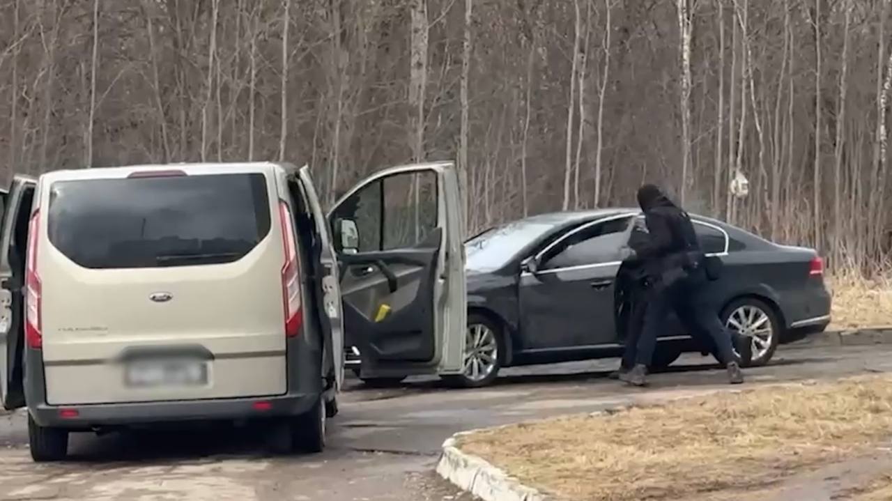 В Калуге задержана банда грабителей   Накануне СОБР «Спутник» регионального управления Росгвардии совместно с полицейскими задержали троих граждан в возрасте 23, 24 и 38 лет, подозреваемых в серии краж из офисов и магазинов.  С начала года они обчистили не менее 7 объектов, унеся более 1 млн. рублей.  Грабители действовали по ночам, взламывая помещения и вынося сейфы.  При задержании обнаружены инструменты взлома и часть украденных денег.    Росгвардия. Центральный округ