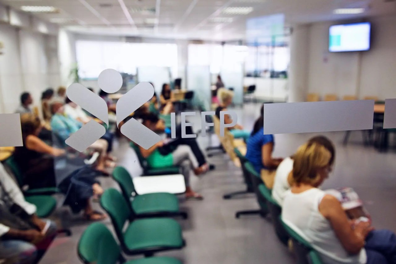 Рекорд на рынке труда безработица в Португалии упала до 5 8 Уровень безработицы в Португалии снизился до 5 8 это самый низкий показатель за последние пять лет Одновременно с этим число работающих граждан достигло 5 3 миллиона человек что является историческим максимумом Наибольший рост занятости наблюдается среди молодежи 25 34 года и людей с высшим образованием Безработица снижается третий квартал подряд Несмотря на общий рост количество работающих из дома сократилось до 19 4 Справочная Португалии