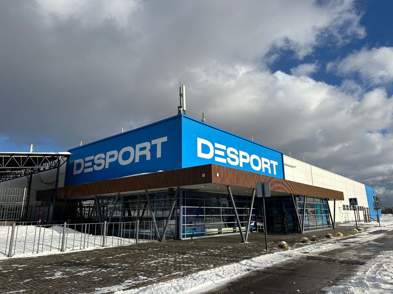 Desport приумножает долги Cеть магазинов спортивных товаров Desport задолжала уже более 720 млн рублей и теперь планирует закрыть часть магазинов и продать помещения чтобы рассчитаться К юрлицу ритейлера АО Октоблу есть как минимум почти 100 исков на сумму более 720 млн рублей поданных в основном в этом году выяснили в Shopper s Компания задолжала и за аренду и за поставки например Меге белая дача Desport должен уже более 81 млн а один из поставщиков ритейлера и вовсе намерен подать иск о банкротстве Сейчас Desport вынужден искать покупателей на собственные помещения магазины и склады а также субарендаторов на свои площади Но полностью уходить с рынка ритейлер вовсе не собирается планируется оставить наиболее рентабельные магазины Причины не успеха кроются скорее всего в том что ритейлер заменивший Decathlon не смог обеспечить такое же уникальное предложение и широкий ассортимент по доступным ценам Ритейл Desport Decathlon банкротство спортивныетовары новостиритейла магазины retail retailnews Знание сила Подписка кнопка