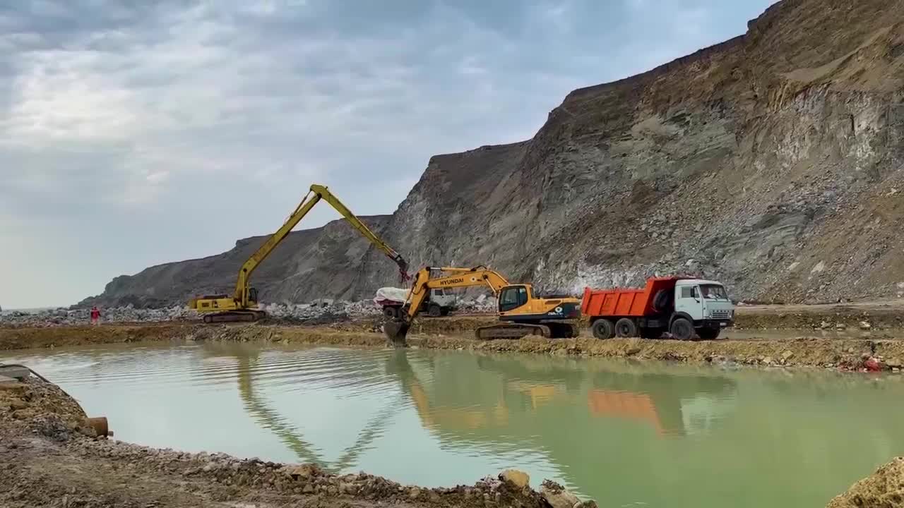 Уборка мазута в искусственной бухте у мыса Панагия продолжается