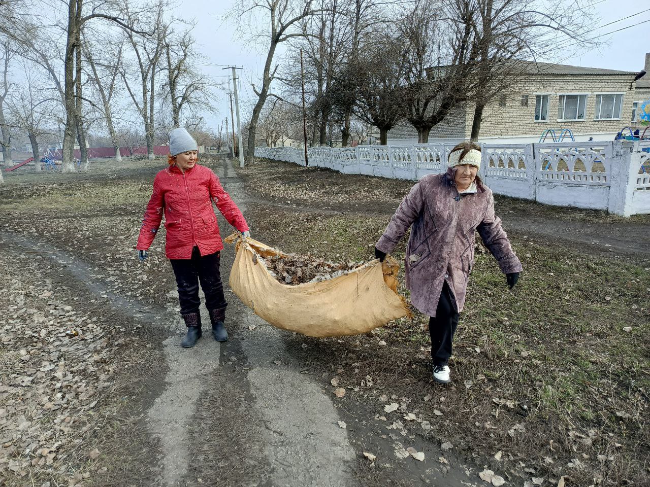 Сегодня, с целью обеспечения благоприятной среды для проживания населения, в пгт Новодарьевка и пгт Пролетарский прошли субботники, в которых приняли участие не только сотрудники отделов жизнеобеспечения, но и работники ДК, коллективы школ и детских садов, а также активные жители поселков.   В ходе субботника убраны от мусора, прошлогодних сухих листьев, сухостоя и упавших сухих веток территории, прилегающие к зданиям отделов жизнеобеспечения, школ, домов культуры, детских садов и центральные улицы поселков.   Сотрудники отделов жизнеобеспечения выражают огромную благодарность участникам субботника за весомый вклад в наведение чистоты и порядка.  Только сообща можно сделать город чище и краше!