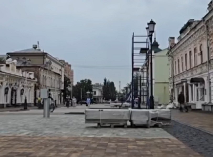 Благоустройство Тамбовского Арбата близится к завершению  Благоустройство Тамбовского Арбата вышло на финишную прямую. Рабочие подрядной организации завершают монтаж световых опор. Всего здесь будет 32 осветительные конструкции. На каждой разместятся по два элегантных светильника, форма которых вдохновенна эстетикой эпохи Пушкина.  Сегодня погода не располагает к масштабным работам. Однако рабочие трудятся, приводя входные группы нескольких магазинов в соответствие с единым обликом улицы.  Основной массив работ уже произведен. Мы полностью уложили покрытие, сделали ливневые системы, провели электроснабжение под уличное освещение и видеонаблюдение. Сейчас активно устанавливаем МАФы. Доделываем последние штрихи. После десятого числа сможем говорить о сдаче объекта, - отметили в Дирекции благоустройства и озеленения.    скриншот видео администрации Тамбова    ИА "Онлайн Тамбов.ру"