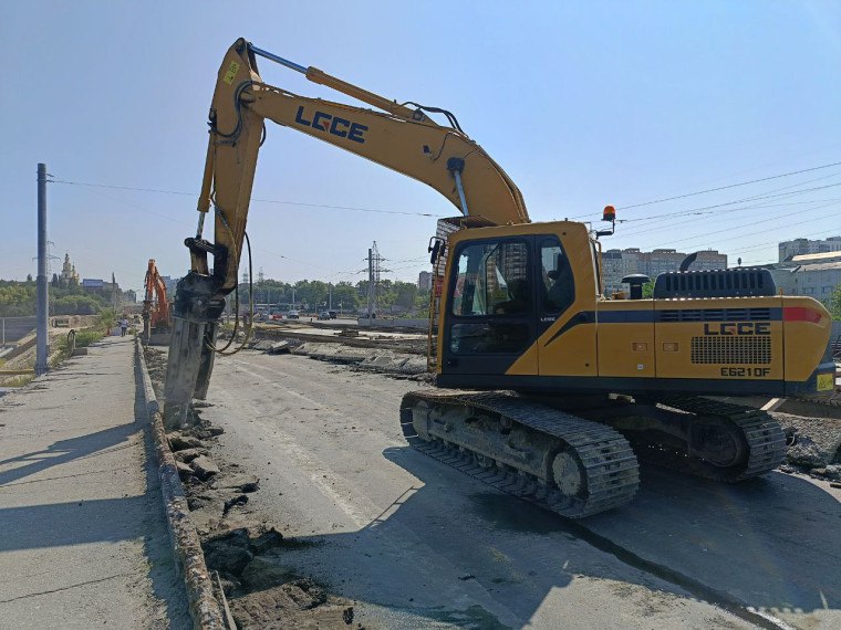 В первой декаде августа на левом путепроводе «минаевского» моста начнут установку монолитных балок  Глава Ульяновска Александр Болдакин проконтролировал ход реконструкции переправы, которая проводится по национальному проекту «Инфраструктура для жизни», и заслушал отчёт подрядчиков о выполнении работ  - После запуска движения на правой части моста ключевой задачей строителей является реконструкция левой стороны сооружения. Слева на путепроводе завершается возведение новых опор, следующим этапом станет формирование пролётов посредством установки 24-метровых монолитных балок. Все работы необходимо проводить с особой тщательностью под строгим контролем инженеров «Стройзаказчика» и специалистов РОСДОРНИИ. Кроме того, предстоит в кратчайшие сроки пересобрать пролёты над руслом Свияги с левой стороны переправы. Эти работы должны быть выполнены в соответствии с графиков, - подчеркнул Александр Болдакин  Подрядчики завершают подготовку к установке железобетонных балок на левом путепроводе  Разборка существующих конструкций левой части моста началась с 29 июля. В настоящий момент тремя гидромолотами ведётся демонтаж асфальтового покрытия проезжей части и тротуара. Вначале здесь планируется поднять на проектную отметку пролёты №2 и 4, а затем – №1, 3 и 5  С левой стороны «минаевского» моста подготовлено песчаное основание под съезд на большую кольцевую развязку со стороны улицы Ульяновской. Также под будущей дорогой полностью обустроена ливневая канализация. На подходах со стороны Хлебозаводской продолжается устройство тротуара  Подробнее