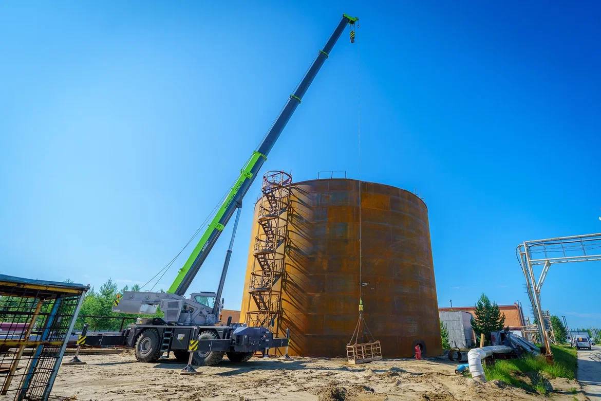 Руслан Кухарук проинспектировал стройки в Нягани Первым делом глава региона посетил городские водоочистные сооружения, на территории которых сейчас строятся новые фильтровальная и насосная станции. Объект обеспечит няганцев чистой питьевой водой, полностью соответствующей санитарным нормам. Работы идут по графику, ввод в эксплуатацию запланирован в ноябре 2026 года. В центральном районе Нягани идет возведение школы №7 на 1 125 мест. Сейчас здесь трудятся 94 специалиста, готовность объекта – 43%. Руслан Кухарук поручил «запараллелить» строительство с благоустройством подъездных дорог и прилегающей территории. Глава региона также проверил ход капитального ремонта в двух школах – №1 и №2, которые должны быть сданы к новому учебному году. Губернатор убедился в том, что возобновлены работы на площадке будущего акушерского корпуса. Новый проект включает родильное отделение, женскую консультацию и диагностический центр. Планируемый срок ввода – 2027 год, но рассматривается возможность завершения работ в 2026 году. В рамках комплексного развития территории в Нягани ведется активная застройка 10-го микрорайона. Здесь планируется возведение 7 многоквартирных домов на 756 квартир, большая часть из которых предусмотрена под расселение аварийного фонда. Благодаря этому 910 жителей смогут улучшить условия проживания уже в этом году. Глава региона проверил ход работ по благоустройству парка «Нях» в микрорайоне Западный. Проект стал победителем во всероссийском голосовании «Формирование комфортной городской среды». Первый этап уже завершен. В ближайшее время будет заключен договор на реализацию второго этапа. Подробнее читайте тут! телеграм-канал Руслана Кухарука