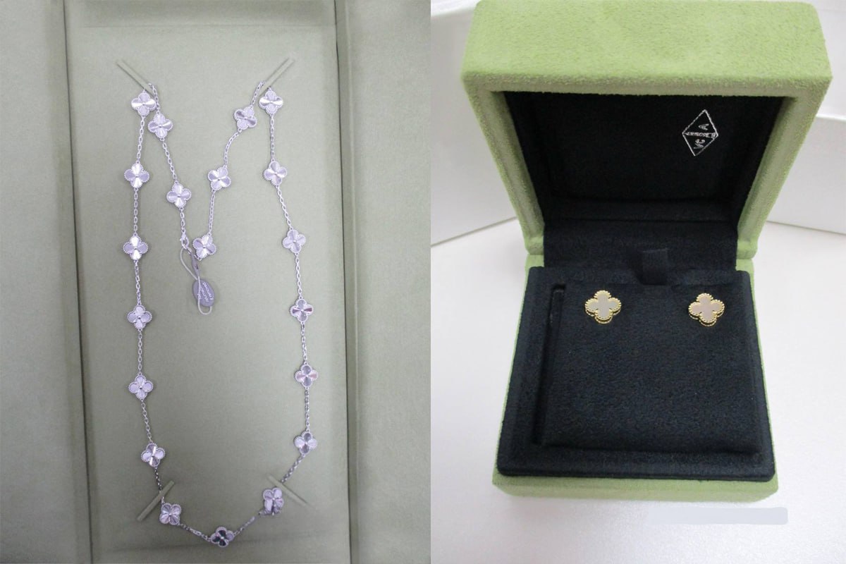 Женщину с украшениями Van Cleef Arpels на 3 млн руб задержали в Сочи Сочинские таможенники возбудили уголовное дело о контрабанде ювелирных изделий на сумму около 3 млн рублей 38 летняя пассажирка прибывшая рейсом из Дубая была остановлена при прохождении таможенного контроля В рюкзаке женщины обнаружены серьги с перламутром и колье Van Cleef Arpels из коллекции Vintage Alhambra в фирменных коробках Предварительно установлено что изделия изготовлены из сплава золота 750 пробы Возбуждено уголовное дело предусматривающее лишение свободы на срок до 5 лет или штраф до 1 млн рублей kp sochii