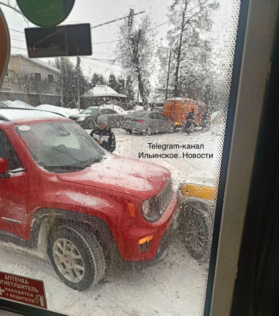 На перекрёстке в Глухово произошло два ДТП Затруднено движение на Ильинском шоссе в сторону Красногорска и на спуске с горки Будьте особо осторожны сегодня на дорогах очень сложная ситуация из за снегопада и плохой видимости Дмитрий Подписаться на канал Telegram MAX