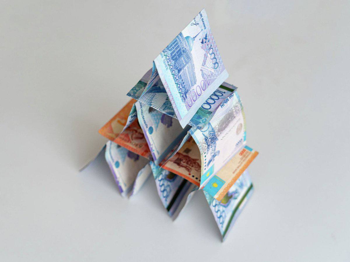 Якобы помогали одиноким матерям в Карагандинской области благотворительный проект оказался финансовой пирамидой От действий пирамиды Үміт Самғау пострадали более 400 казахстанцев объём привлечённых средств превысил 100 млн тенге Такие данные опубликовало сегодня Агентство по финансовому мониторингу АФМ Как сказано в сообщении по факту создания и руководства пирамидой проводится расследование Отмечается что компания осуществляла деятельность под видом благотворительного проекта якобы оказывающего помощь одиноким матерям многодетным семьям и малообеспеченным гражданам Гражданам предлагались различные виды вкладов с обещанной доходностью от 300 до 800 от вложенной суммы Условия проекта предполагали чем выше сумма вложения тем выше потенциальная прибыль Выплаты участникам производились не за счёт реального бизнеса а за счёт средств новых вкладчиков В схеме участвовали родственники и знакомые организатора выступавшие в роли дропперов их счета применялись для приёма денежных средств от вкладчиков через терминалы и банковские карты С санкции суда наложен арест квартиру и автомашину подозреваемой говорится в сообщении К слову по информации заместителяначальника департамента АФМ Андрея Давыдова с 2021 года в Казахстане ликвидировано 100 финансовых пирамид от которых пострадали 86 тысяч вкладчиков Общий ущерб 37 миллиардов тенге По этим делам осуждены 226 человек Давыдов советует Если вам предлагают быстрое обогащение или легкий кредит это тревожный знак Только первые участники пирамид что то зарабатывают остальные теряют деньги Отметим одиноких матерей в Казахстане нередко обманывают в финансовом плане Например в 2018 году в Алматы мошенник пообещал около 30 матерям одиночкам помочь с получением кредитов на приобретение жилья по особой программе За свои услуги он просил 36 тысяч тенге но не собирался оказывать никакой помощи Nur kz писал что несмотря на большое количество жертв в полицию за помощью из общего числа пострадавших обратились только шестеро женщин В 2021 году informburo kz писало что в Алматы мошенники оформили онлайн кредит на полмиллиона тенге на имя матери одиночки Айжан Куатовой Пока женщины не было дома мошенники связались с её дочерью инвалидом и взяли на имя матери одиночки кредит в размере 500 тысяч тенге Чтобы не стать жертвой обмана рекомендуется не передавать личную информацию о себе не говорить номер своего счёта и карты Если есть подозрения на мошенничество важно сразу обратиться в полицию Фото astanatv мошенники пирамида обман схемы Подписывайтесь на t me ayel kz