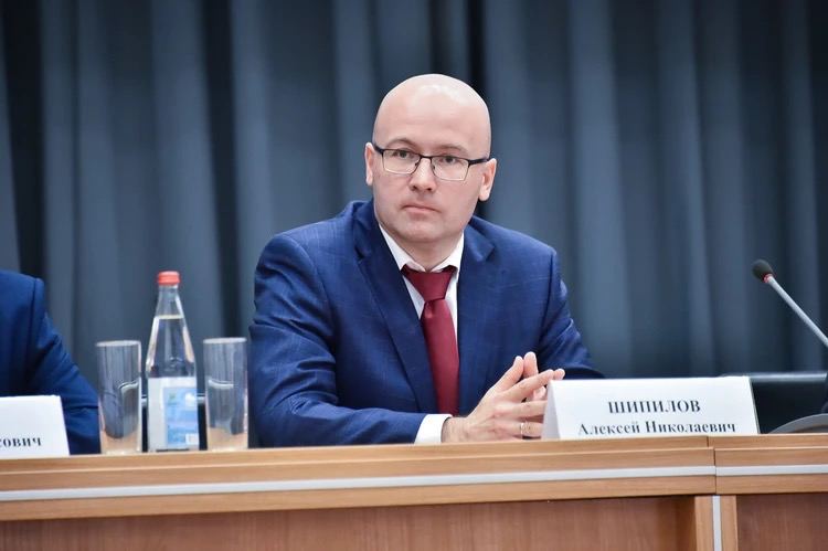 Стало известно имя главного претендента на пост главы кубанского правосудия Алексей Шипилов снова подал заявку на должность председателя Краснодарского краевого суда Документы приняла Высшая квалификационная коллегия судей вопрос рассмотрят 25 ноября Шипилов уже руководил краевым судом с 2019 по 2025 год Летом у него истёк срок полномочий но осенью он вернулся в здание суда как временно исполняющий обязанности У судьи почти 20 лет стажа он работал руководителем судов в двух регионах Его участие в конкурсе активно обсуждают в юридическом сообществе на фоне скандалов которые сопровождали прежнее руководство краевого правосудия Подписаться на kpkuban Читать нас в MAX