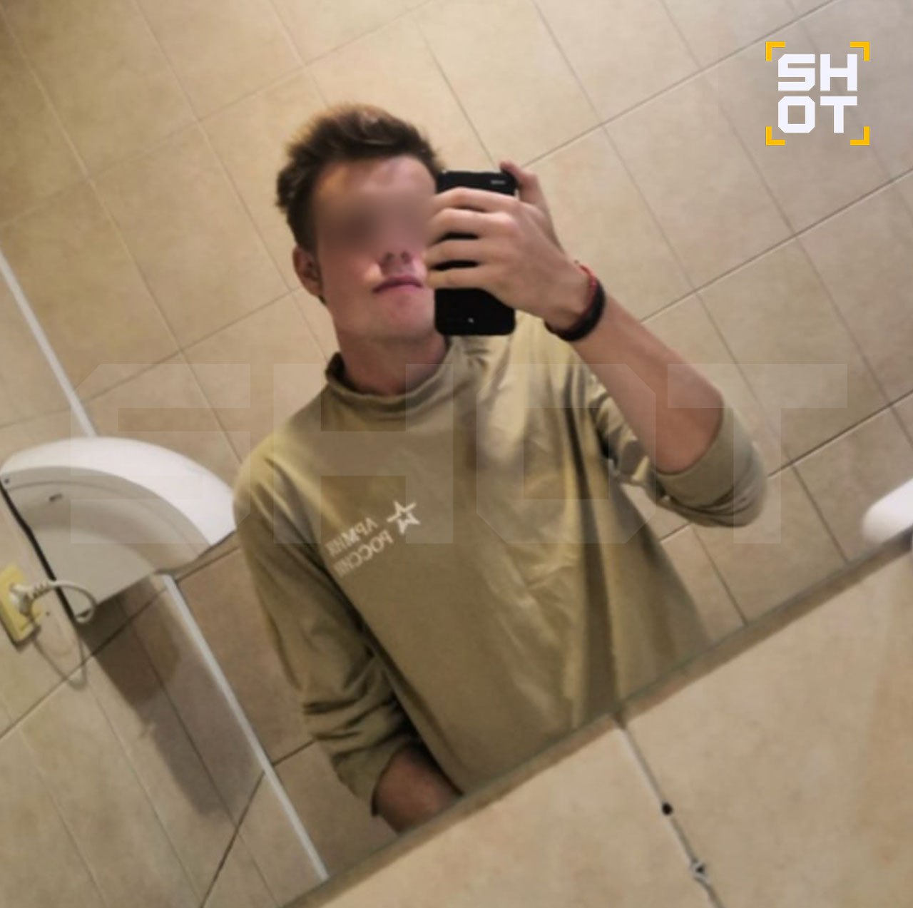 В Кемеровской области несколько дней искали загадочно пропавшую 19-летнюю студентку. Оказалось, её убил приятель и с телефона девушки общался с её молодым человеком и сестрой, чтобы не вызвать подозрений Как стало известно SHOT, последний раз Валерия из города Прокопьевск выходила на связь 7 июля. С её телефона пришло сообщение молодому человеку о том, что она решила его бросить. Затем она ответила сестре, что гуляет, но записать голосовое и ответить на звонок не могла. Родные забили тревогу, и несколько дней девушку искали. Раньше она так не пропадала. Валерия была хорошисткой, училась на третьем курсе технического колледжа, подрабатывала в приёмной комиссии, а в свободное время занималась стрельбой из винтовки и волонтёрством. Сегодня выяснилось, что последний, кто видел студентку, — их общий с молодым человеком приятель, 22-летний Анатолий, тоже волонтёр. Он зашёл к девушке за день до исчезновения, предложил Валерии выпить, поболтать и в какой-то момент по неизвестной причине набросился на неё с ножом. Тело спрятал в сумку и вывез в лес. Затем прибрал в квартире и ушёл. Предварительно, именно он написал сообщение парню Валерии и сестре. В квартире Анатолия полицейские нашли ноутбук и другие вещи студентки. Парня сейчас допрашивают. Тело девушки в лесу пока не нашли. Возбуждено уголовное дело.