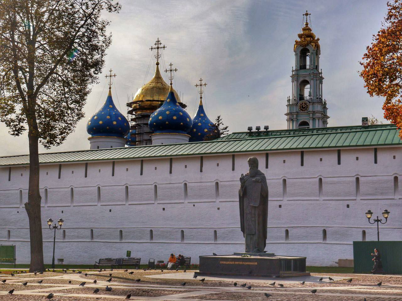 Завершена реставрация центрального купола Успенского собора Троице Сергиевой лавры Специалисты приступили к демонтажу строительных лесов которые с 2024 года скрывали архитектурную доминанту старинного собора заложенного ещё при царе Иване Грозном Восстановительным работам золотого купола предшествовала реставрация четырёх малых куполов несколькими годами ранее В ближайшие время до начала запланированной реставрации колокольни архитектурный ансамбль Лавры можно будет увидеть без каких либо временных конструкций Это особенно важно для паломников и туристов посещающих духовный центр России Сергиев Посад говорится в сообщении Фонда развития г Сергиев Посад Напомним Успенский собор был заложен в 1559 году В XVIII веке первоначальные шлемовидные купола были заменены на луковичные а в XIX веке малые главы окрасили в синий цвет и разместили на них золотые звезды